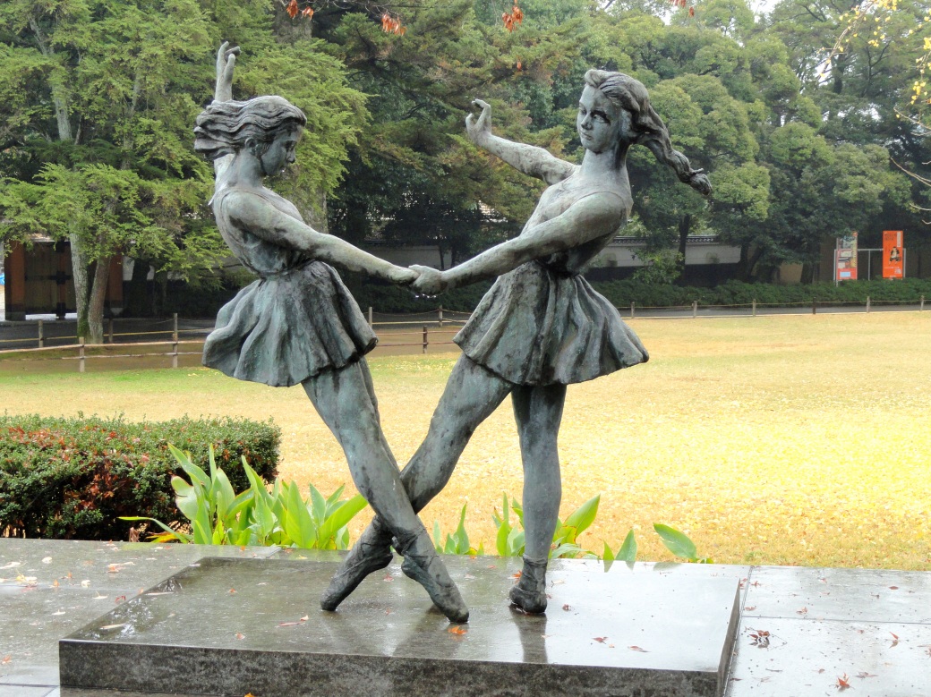 Dancers_-_Statues_in_Okayama_City,_Japan_-_DSC01742.JPG